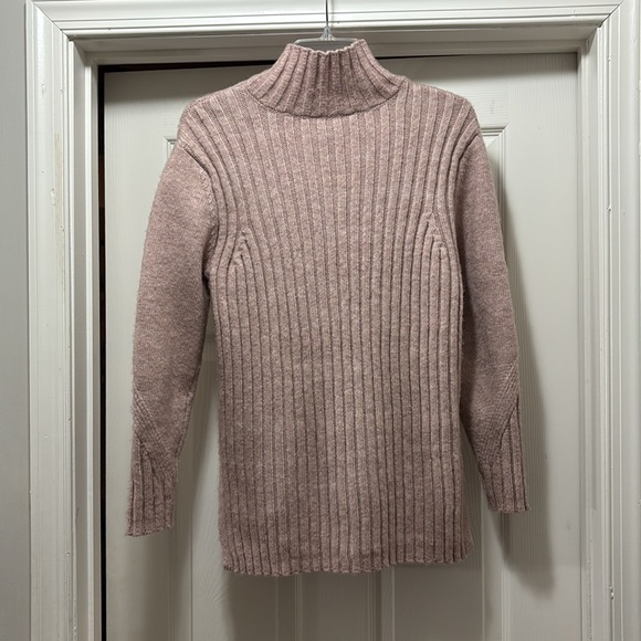 Nice warm Vera Wang cable knit sweater. - Picture 2 of 2